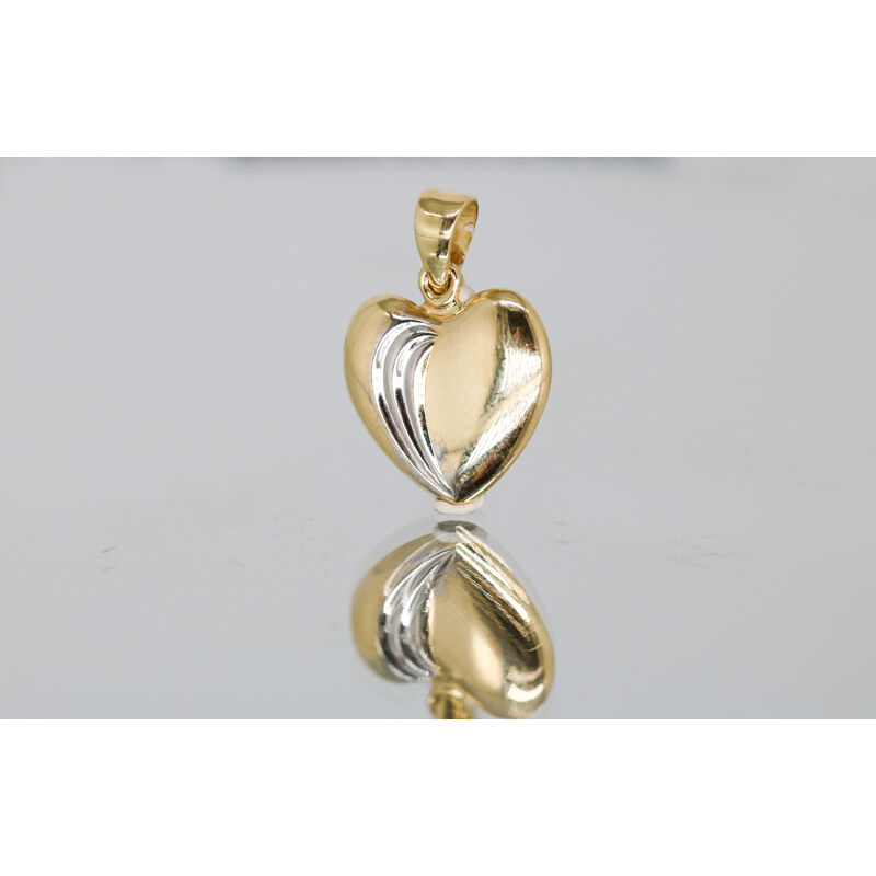 Szív alakú finoman mintázott arany medál