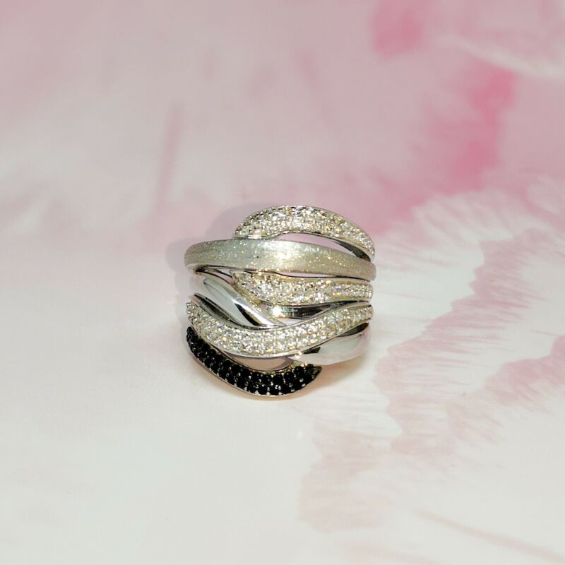Lenyűgöző, modern fehérarany gyűrű